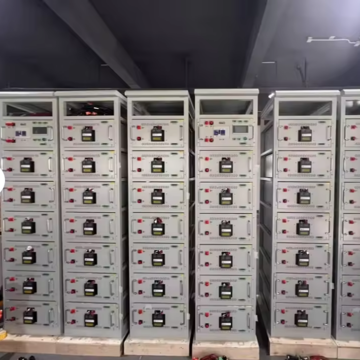 بطارية ليثيوم عالية الجهد مع عمق تفريغ يزيد عن 80 بالمائة من نظام BMS الذكي ودرجة حرارة العمل أقل من 20 إلى 65 درجة مئوية